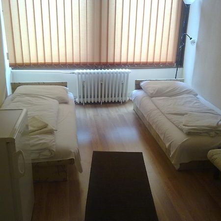 Hôtel Eszterhazy Karoly Egyetem à Eger Extérieur photo