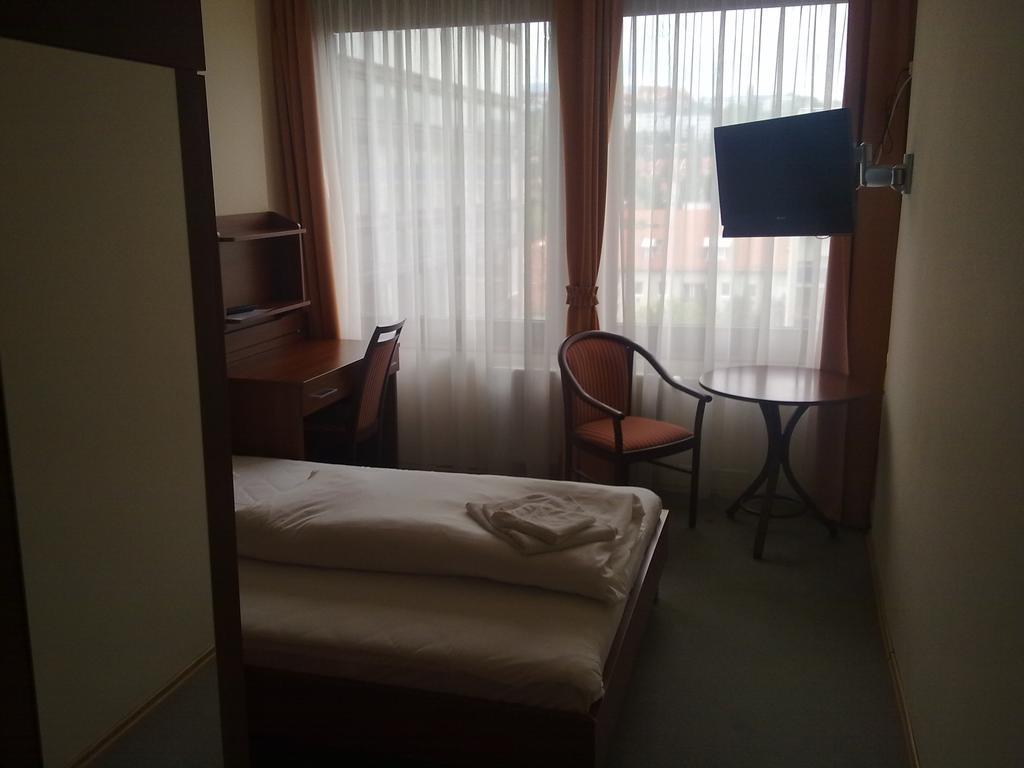Hôtel Eszterhazy Karoly Egyetem à Eger Chambre photo