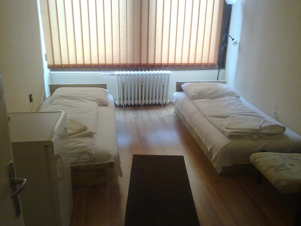 Hôtel Eszterhazy Karoly Egyetem à Eger Extérieur photo