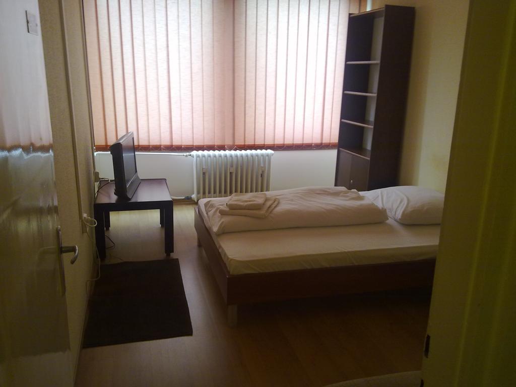 Hôtel Eszterhazy Karoly Egyetem à Eger Extérieur photo