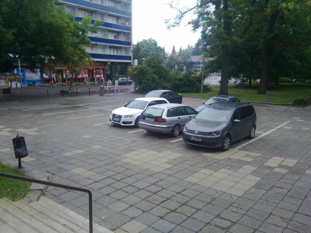 Hôtel Eszterhazy Karoly Egyetem à Eger Extérieur photo