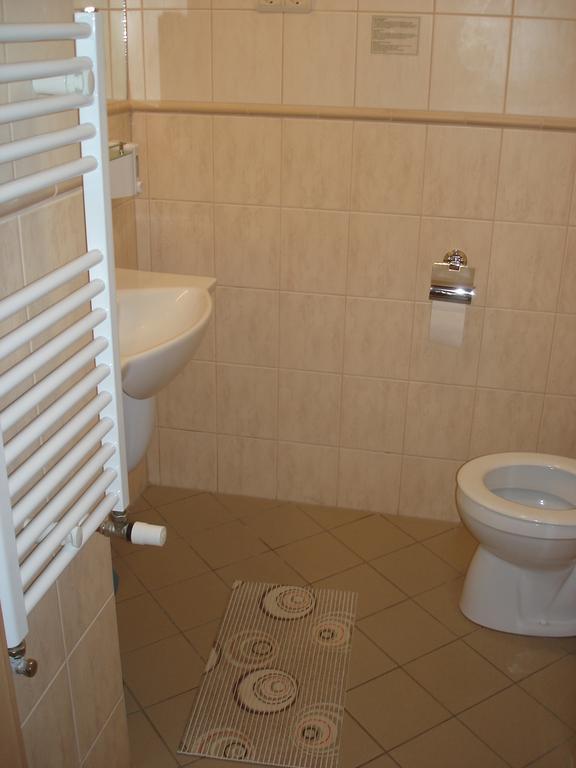 Hôtel Eszterhazy Karoly Egyetem à Eger Extérieur photo