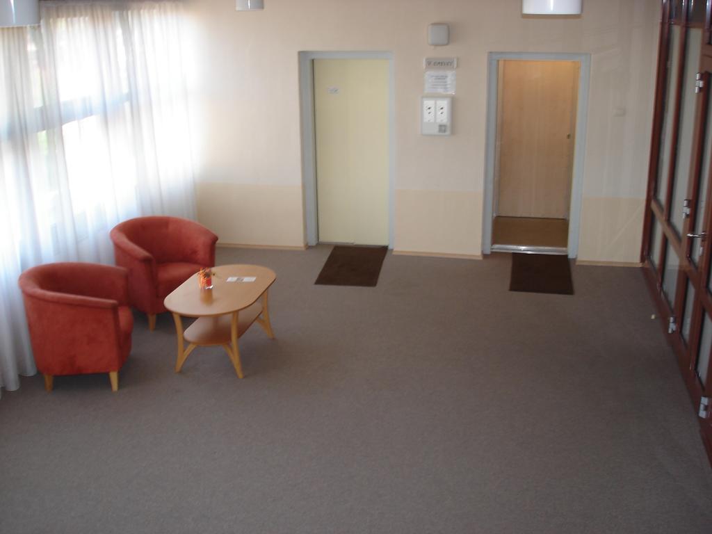 Hôtel Eszterhazy Karoly Egyetem à Eger Extérieur photo
