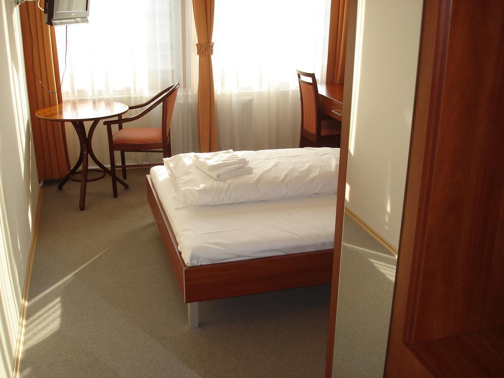 Hôtel Eszterhazy Karoly Egyetem à Eger Extérieur photo