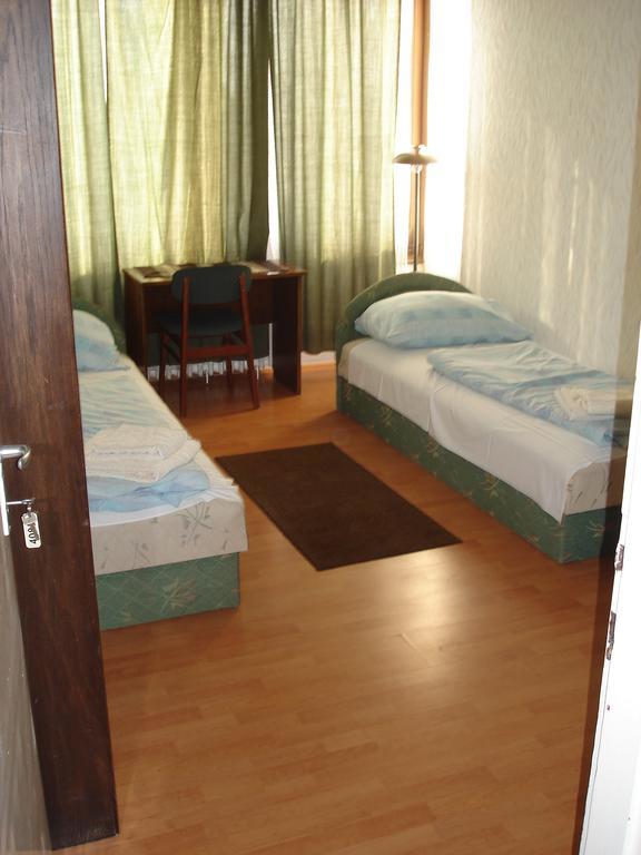 Hôtel Eszterhazy Karoly Egyetem à Eger Extérieur photo