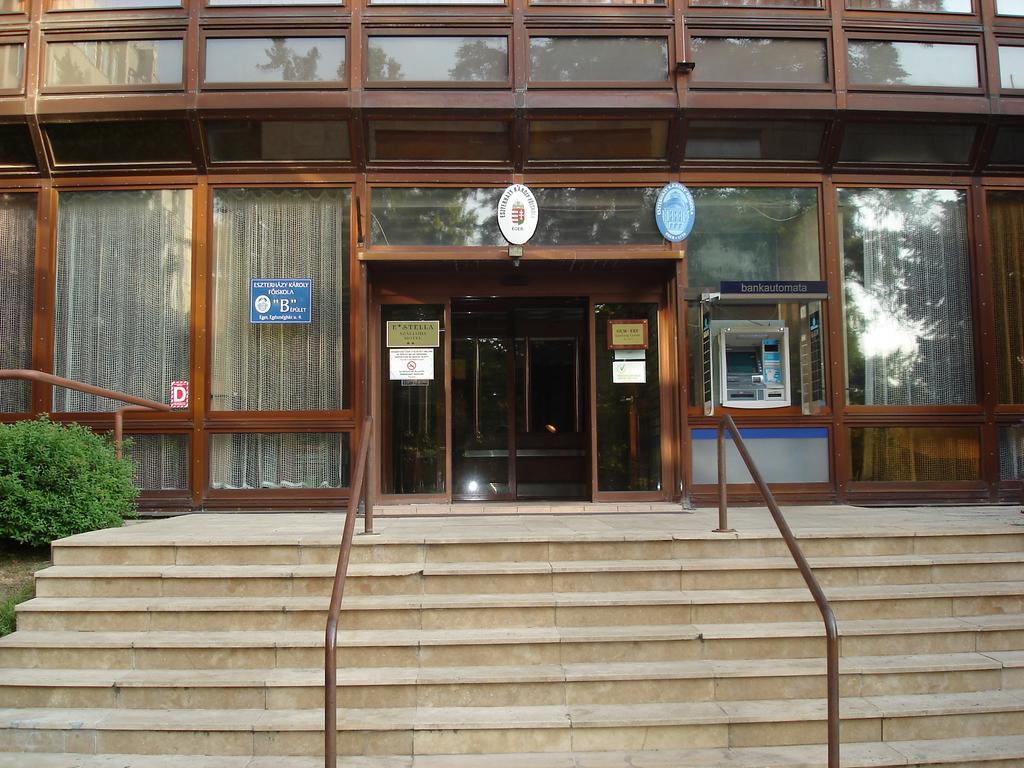 Hôtel Eszterhazy Karoly Egyetem à Eger Extérieur photo